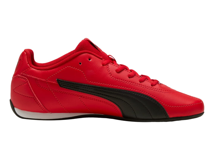 Tenis deportivos PUMA en color rojo con franja lateral negra y suela blanca y negra.