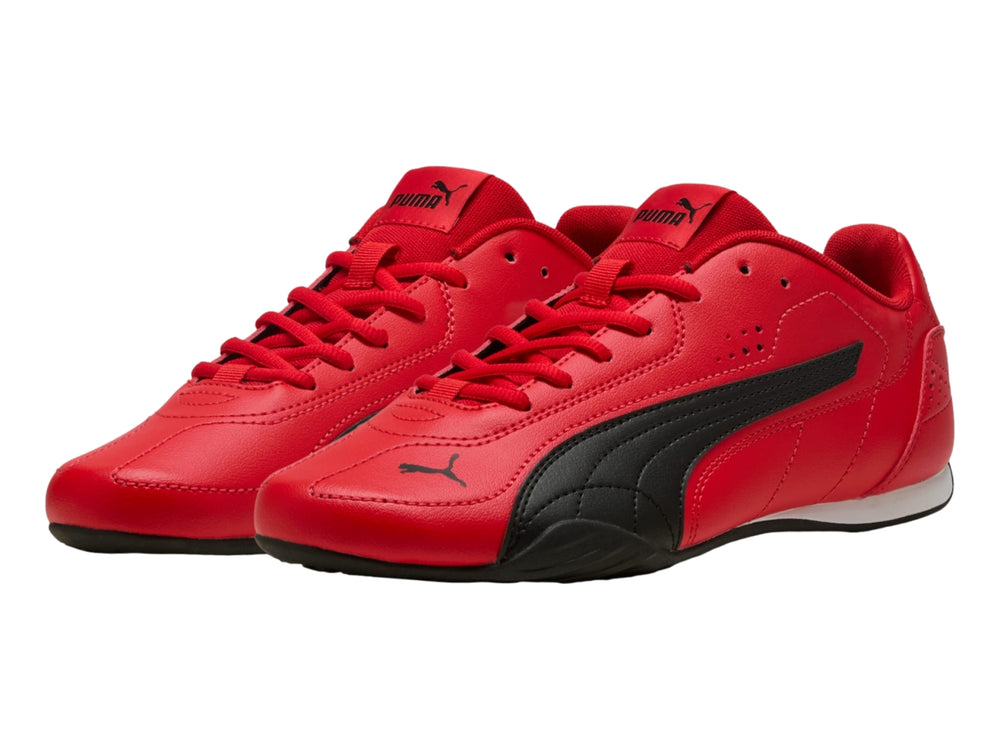Tenis deportivos PUMA en color rojo con franja lateral negra y suela blanca y negra.