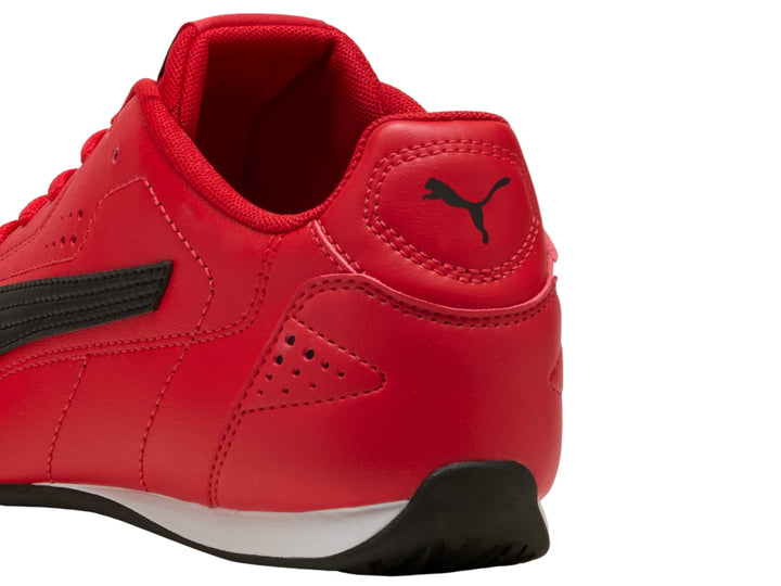 Tenis deportivos PUMA en color rojo con franja lateral negra y suela blanca y negra.