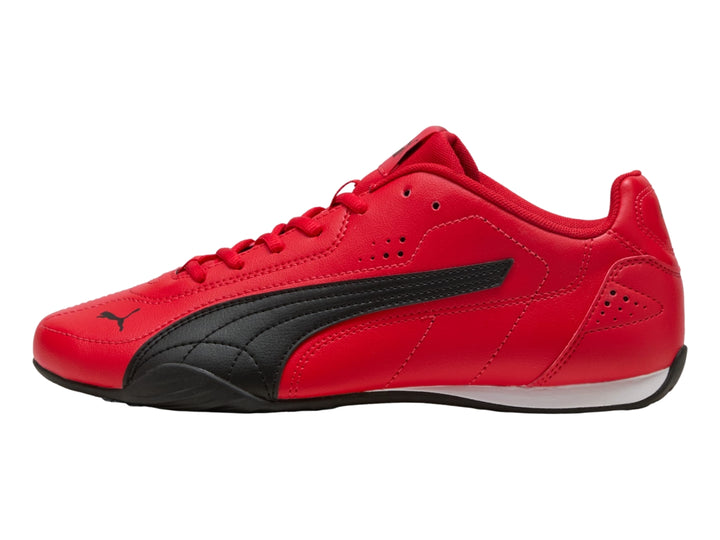 Tenis deportivos PUMA en color rojo con franja lateral negra y suela blanca y negra.