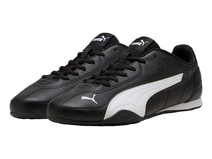 Tenis PUMA Catch en color negro con franja lateral blanca y suela blanca, vista de perfil.
