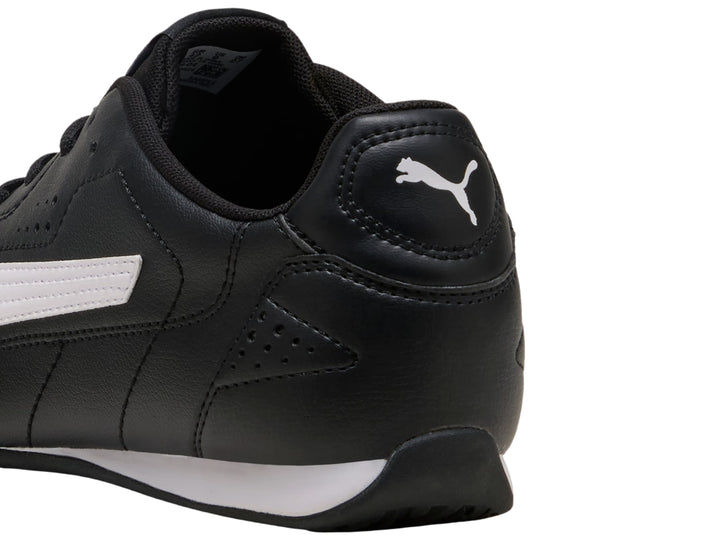 Tenis PUMA Catch en color negro con franja lateral blanca y suela blanca, vista de perfil.