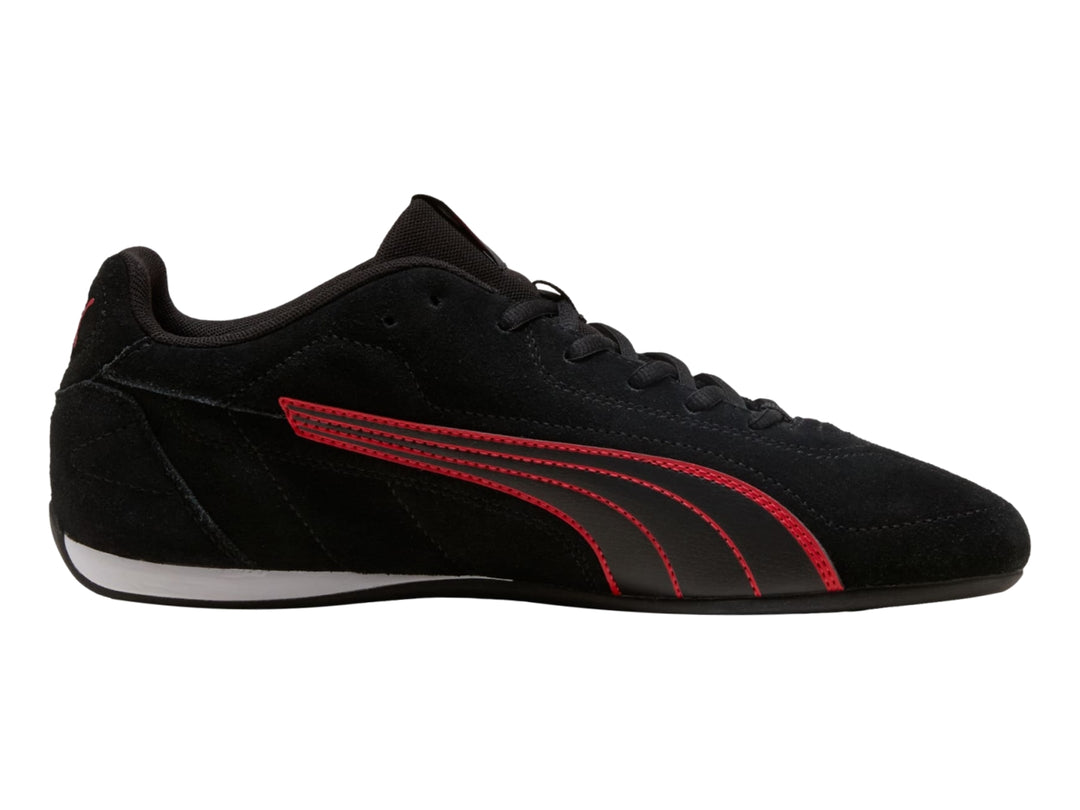 Tenis PUMA CATCH SD en color negro con franja lateral roja y suela blanca en el talón.