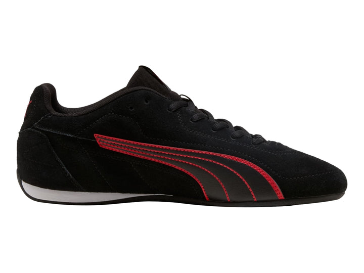 Tenis PUMA CATCH SD en color negro con franja lateral roja y suela blanca en el talón.
