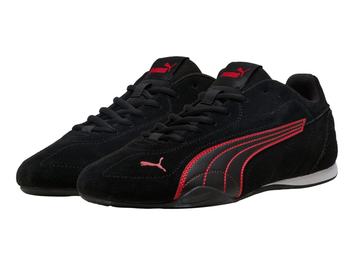 Tenis PUMA CATCH SD en color negro con franja lateral roja y suela blanca en el talón.