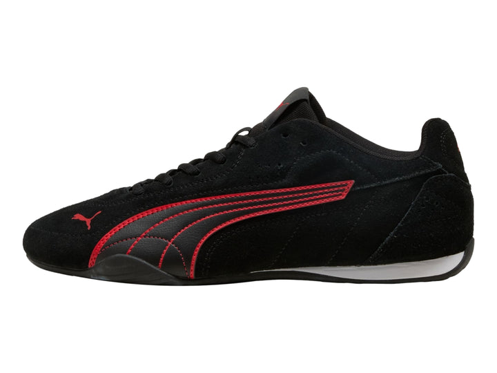 Tenis PUMA CATCH SD en color negro con franja lateral roja y suela blanca en el talón.