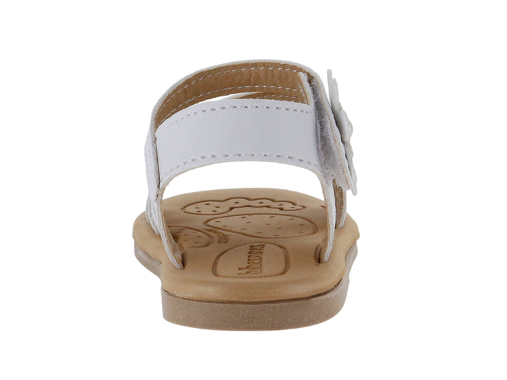 Sandalia blanca para niña con adornos de flores y suela color café.