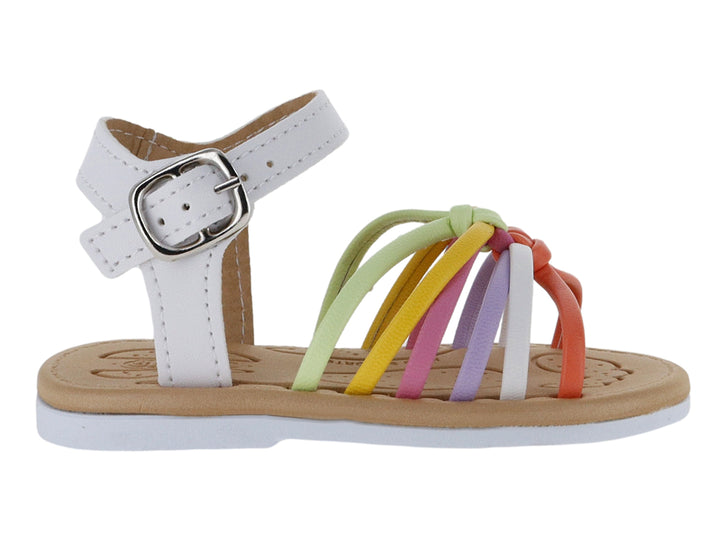 Sandalia infantil blanca con tiras multicolores y hebilla metálica.