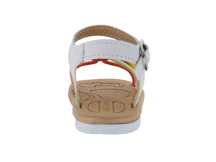 Sandalia infantil blanca con tiras multicolores y hebilla metálica.