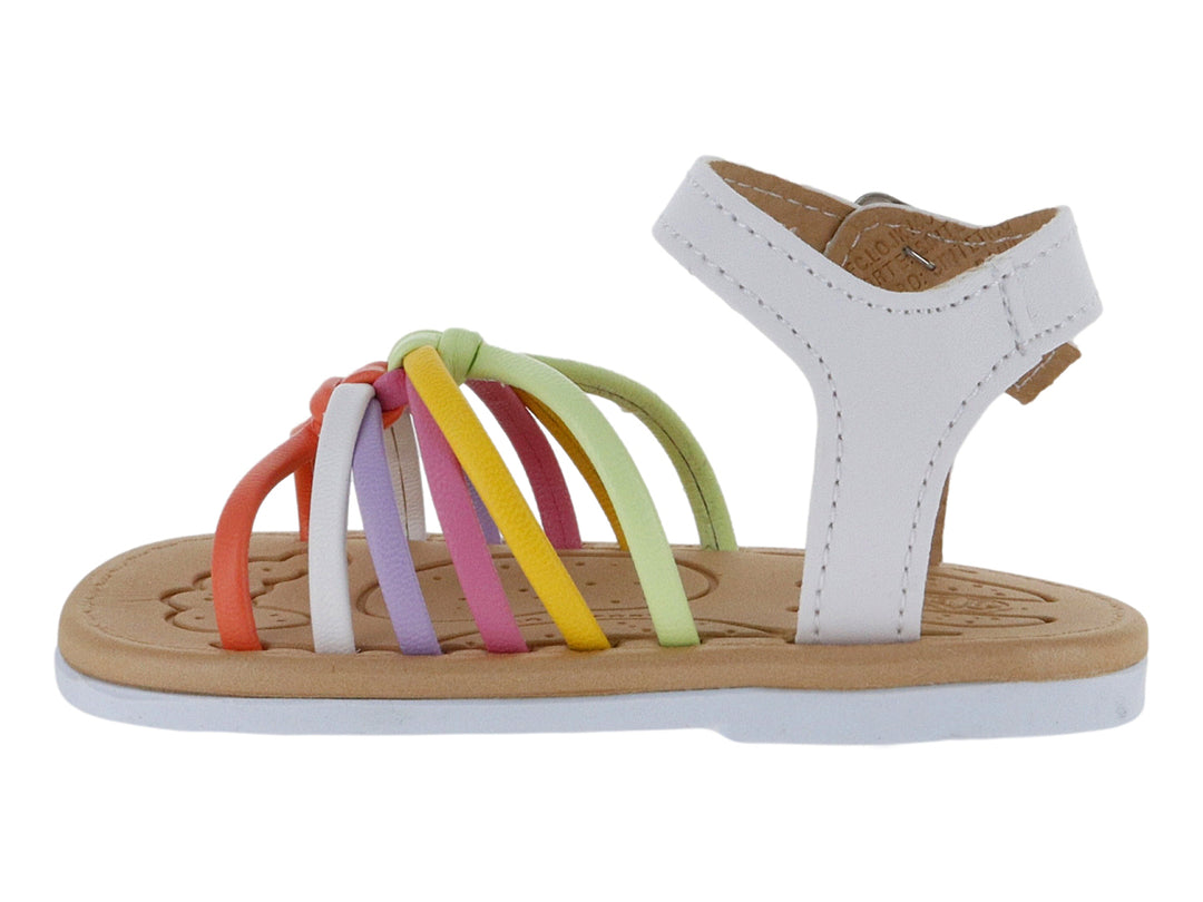 Sandalia infantil blanca con tiras multicolores y hebilla metálica.