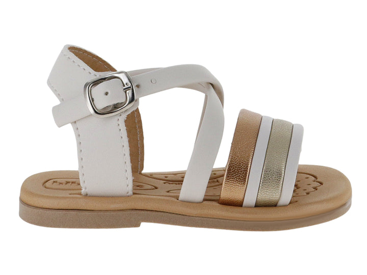 Sandalia infantil color blanco y beige con tiras metálicas doradas y cierre de hebilla.