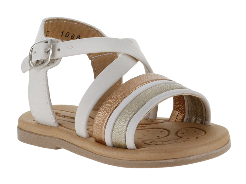 Sandalia infantil color blanco y beige con tiras metálicas doradas y cierre de hebilla.