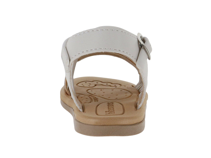 Sandalia infantil color blanco y beige con tiras metálicas doradas y cierre de hebilla.