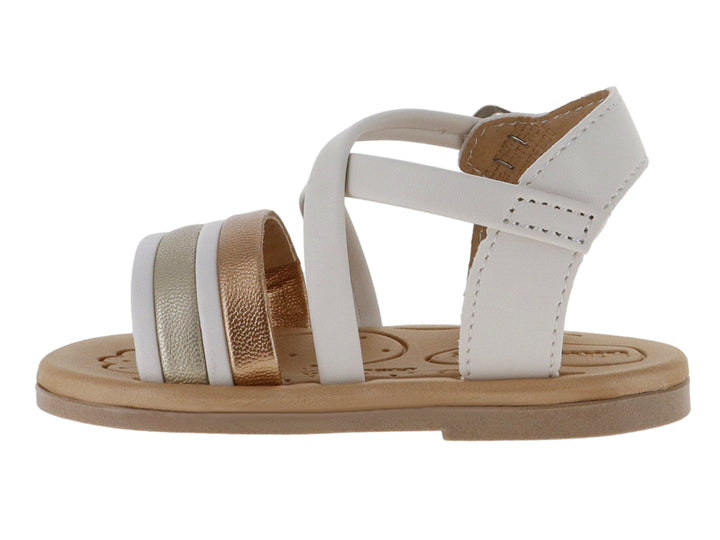 Sandalia infantil color blanco y beige con tiras metálicas doradas y cierre de hebilla.