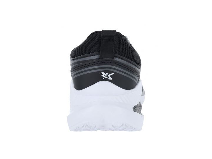 Tenis deportivos color negro con suela blanca y detalles en gris.