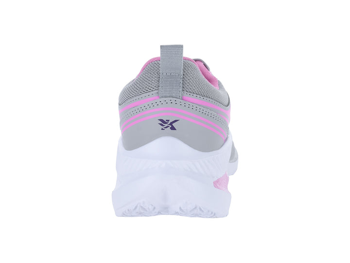 Tenis deportivos color gris con detalles en rosa y suela blanca.
