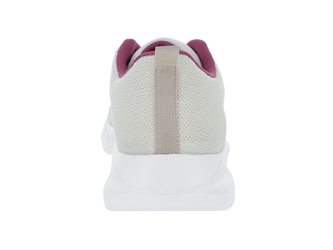 Tenis deportivos Makena color latte con detalles en púrpura y suela blanca.