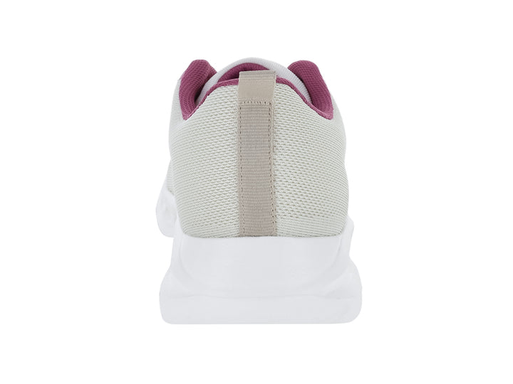 Tenis deportivos Makena color latte con detalles en púrpura y suela blanca.