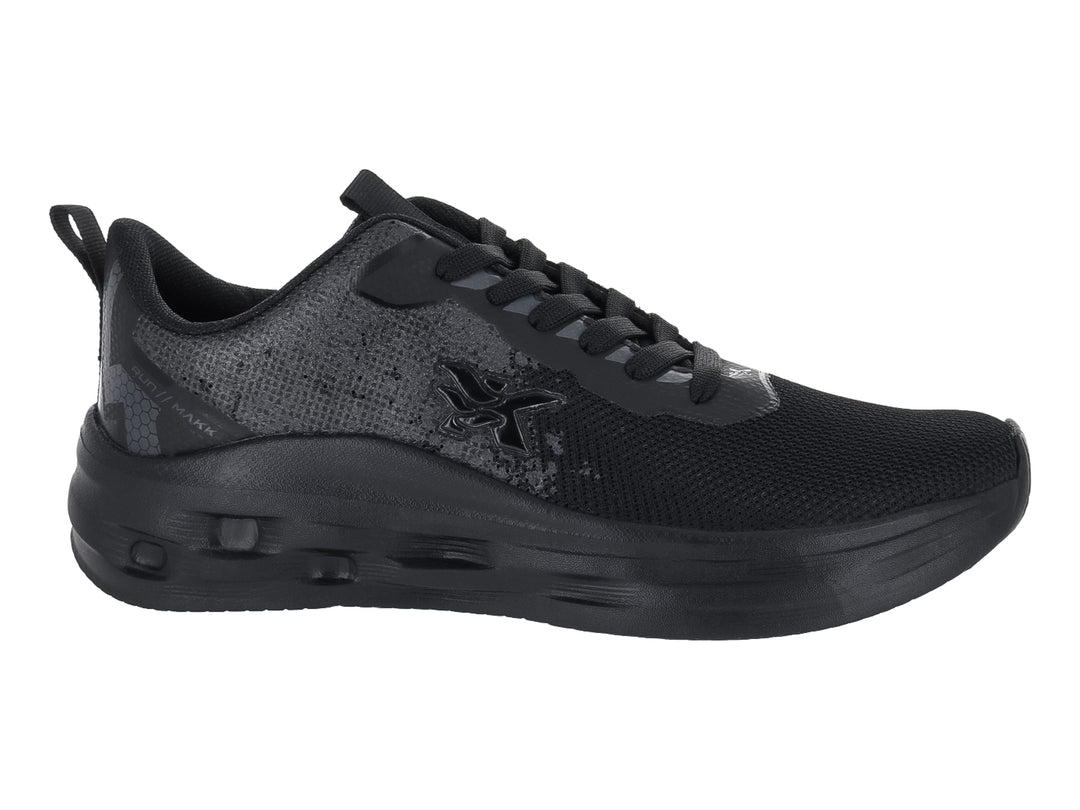 Tenis deportivos color negro con malla transpirable y suela gruesa.