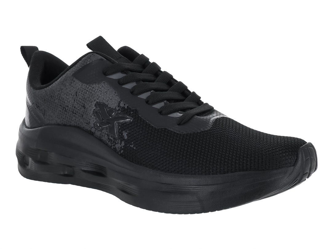 Tenis deportivos color negro con malla transpirable y suela gruesa.