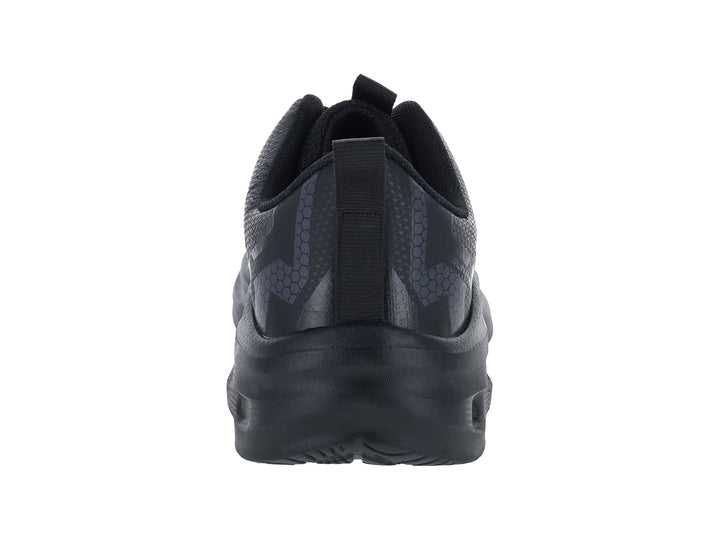 Tenis deportivos color negro con malla transpirable y suela gruesa.