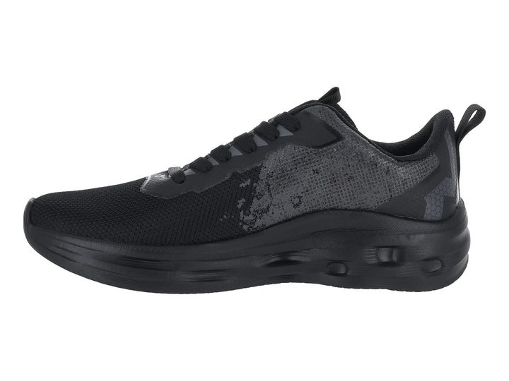 Tenis deportivos color negro con malla transpirable y suela gruesa.