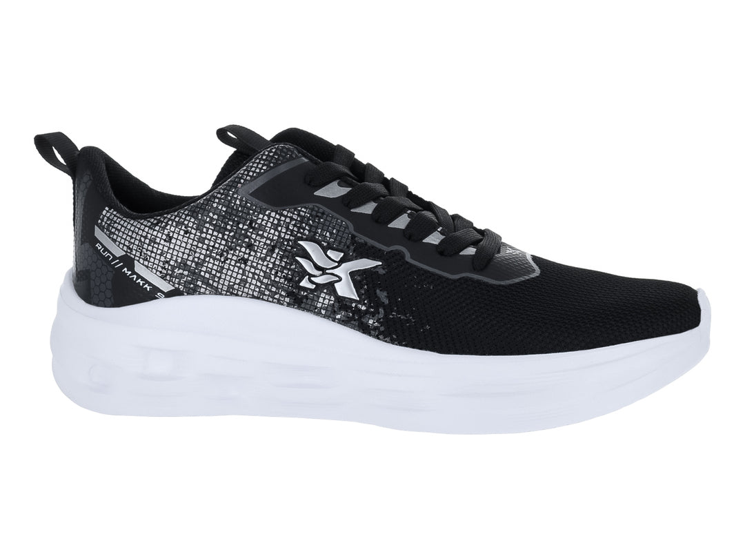 Tenis deportivos marca Makena en color negro con suela blanca y detalles gráficos laterales.