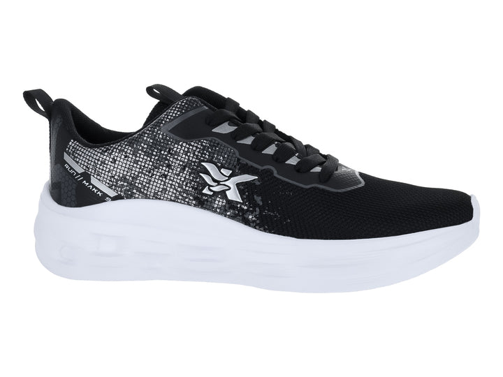 Tenis deportivos marca Makena en color negro con suela blanca y detalles gráficos laterales.