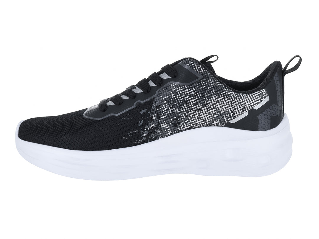 Tenis deportivos marca Makena en color negro con suela blanca y detalles gráficos laterales.