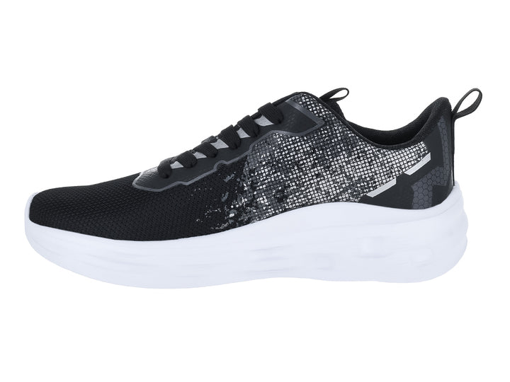 Tenis deportivos marca Makena en color negro con suela blanca y detalles gráficos laterales.