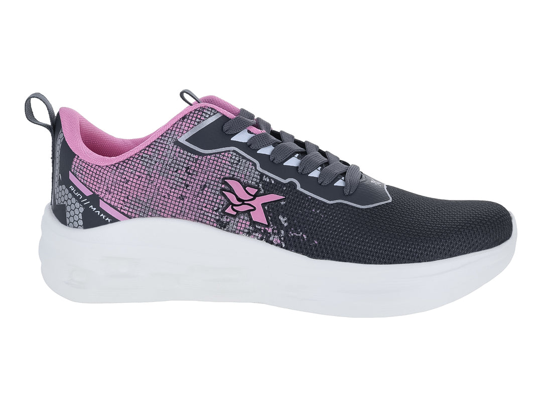 Tenis deportivos color gris con detalles en rosa y suela blanca.