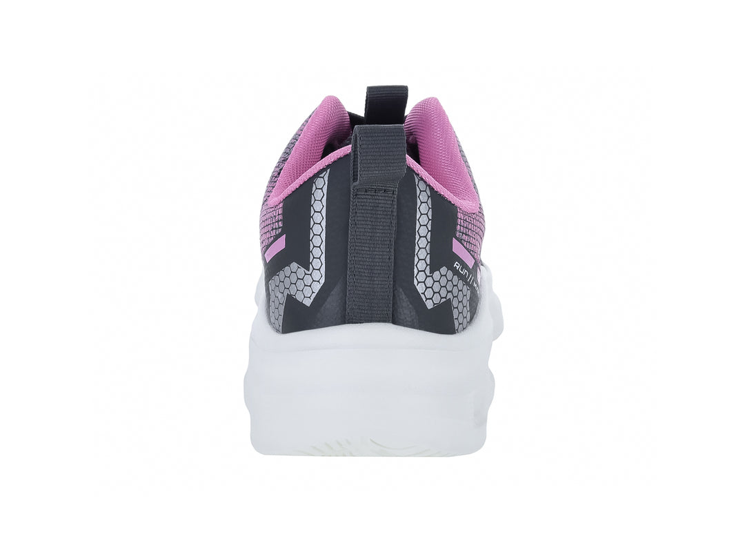 Tenis deportivos color gris con detalles en rosa y suela blanca.