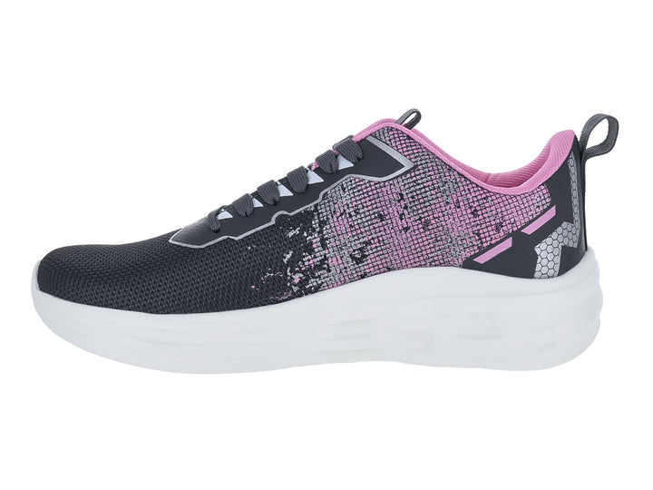 Tenis deportivos color gris con detalles en rosa y suela blanca.