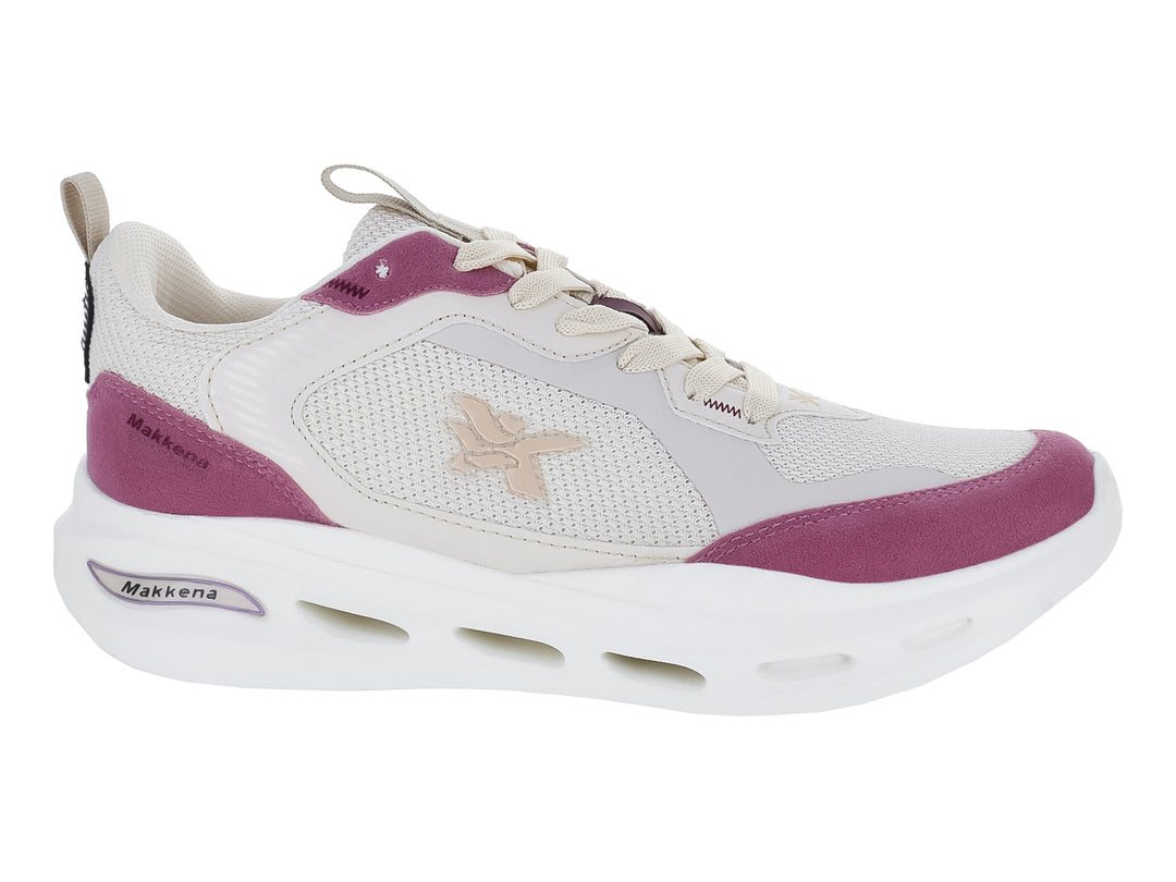 Tenis deportivos color hueso con detalles en rosa y suela blanca gruesa.