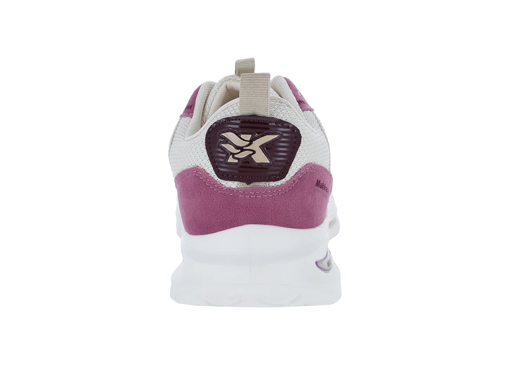 Tenis deportivos color hueso con detalles en rosa y suela blanca gruesa.