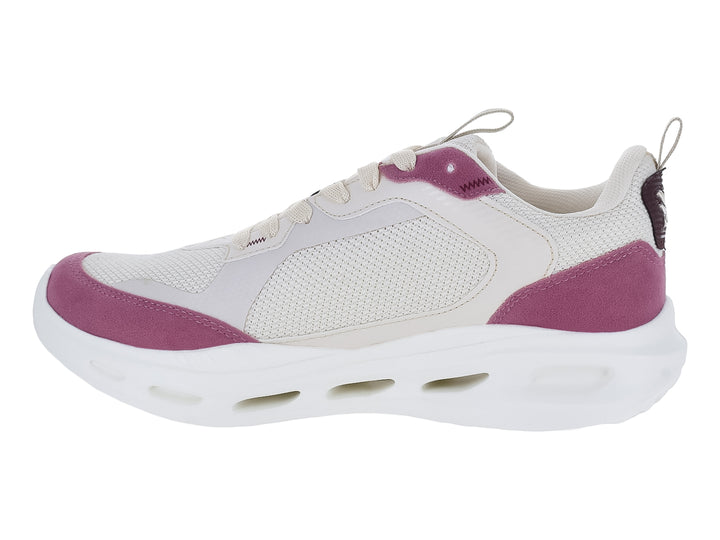 Tenis deportivos color hueso con detalles en rosa y suela blanca gruesa.