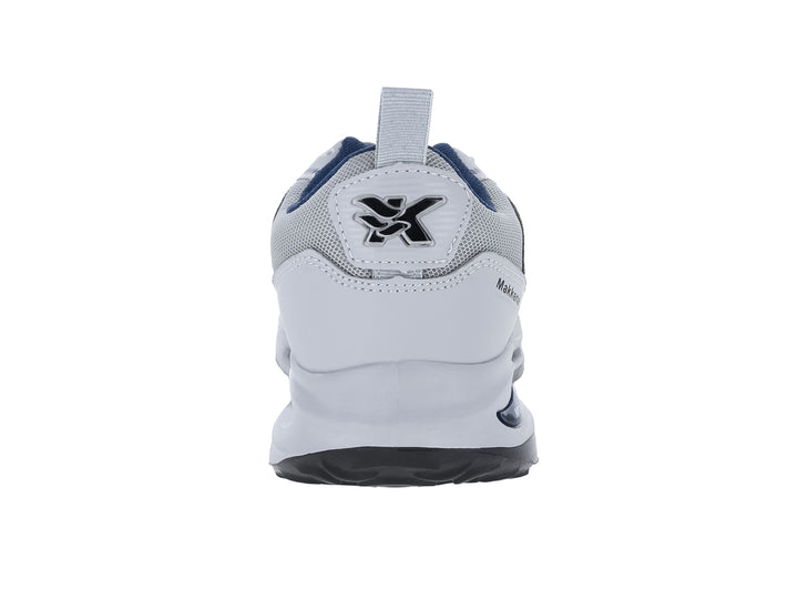 Tenis deportivos Makkena en colores gris, blanco y azul marino con suela blanca y detalles en malla.