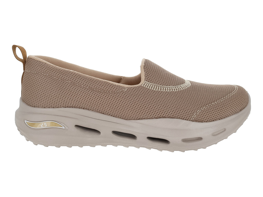 Zapato deportivo slip-on color camel con tejido de malla y suela gruesa.