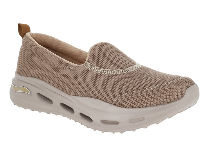 Zapato deportivo slip-on color camel con tejido de malla y suela gruesa.