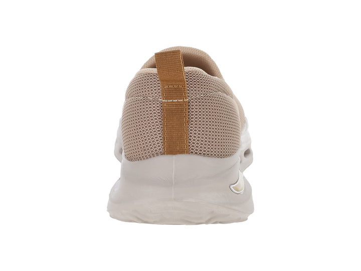 Zapato deportivo slip-on color camel con tejido de malla y suela gruesa.
