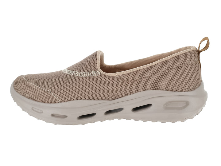Zapato deportivo slip-on color camel con tejido de malla y suela gruesa.