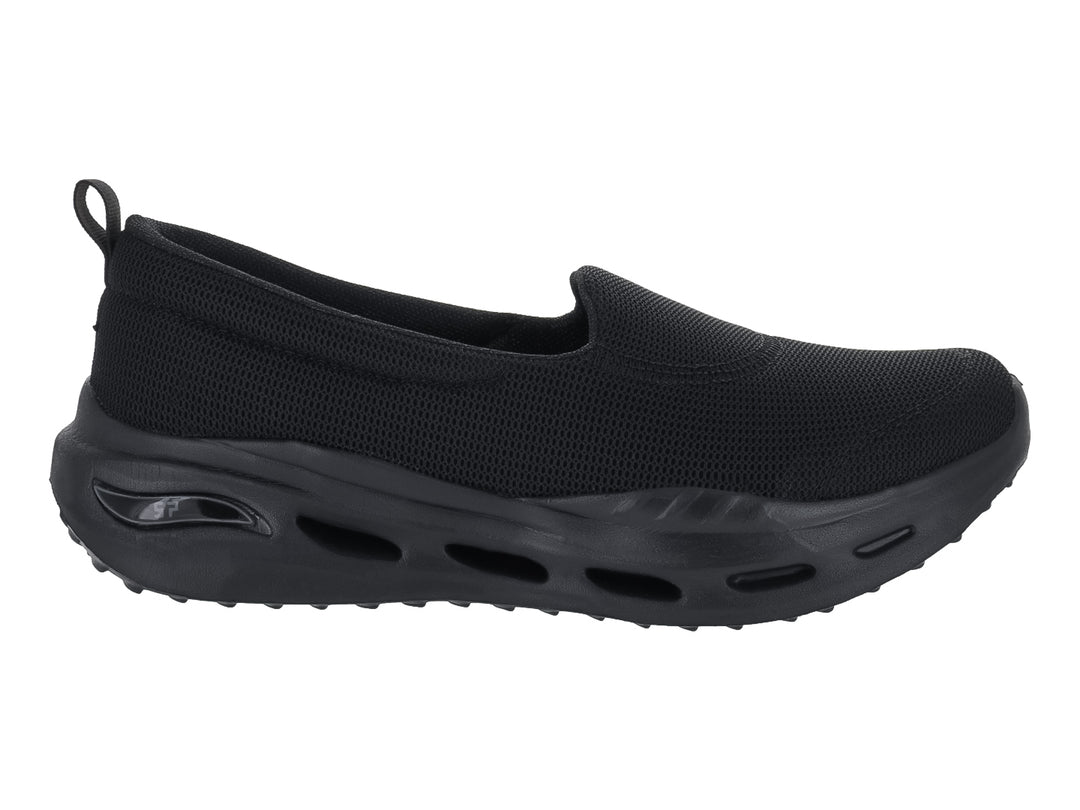 Zapato deportivo negro de estilo slip-on con suela gruesa y tejido transpirable.