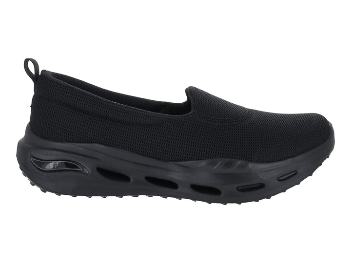 Zapato deportivo negro de estilo slip-on con suela gruesa y tejido transpirable.