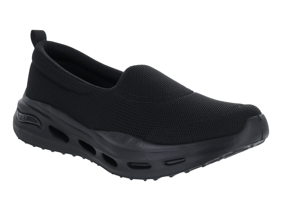 Zapato deportivo negro de estilo slip-on con suela gruesa y tejido transpirable.