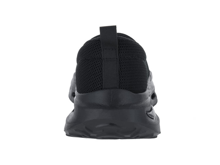 Zapato deportivo negro de estilo slip-on con suela gruesa y tejido transpirable.