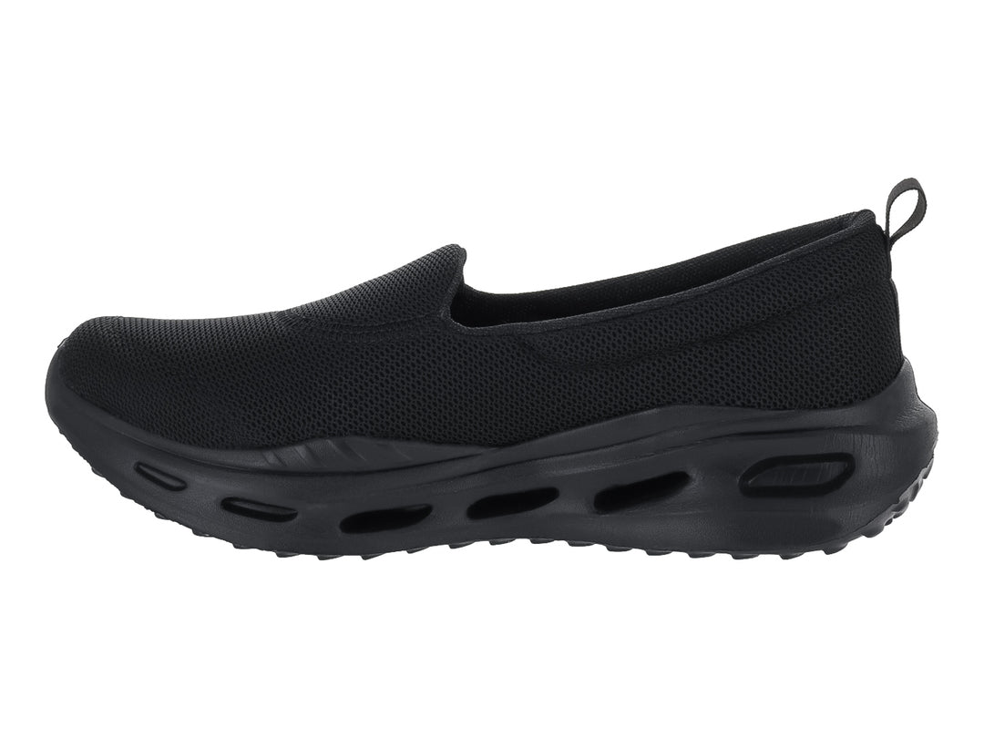 Zapato deportivo negro de estilo slip-on con suela gruesa y tejido transpirable.