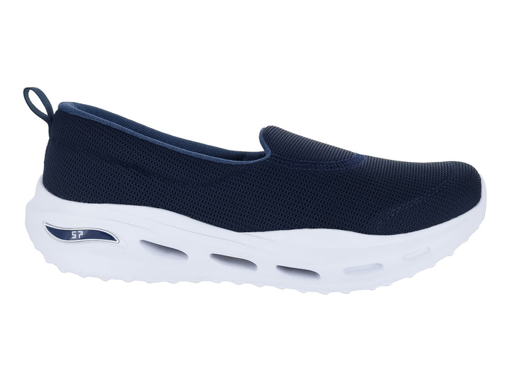Zapato deportivo slip-on marca Makena en color azul marino con suela blanca gruesa y perforada.