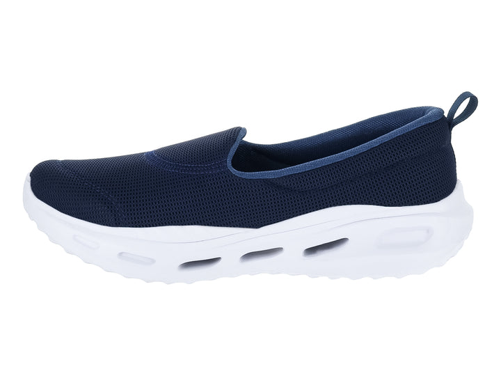 Zapato deportivo slip-on marca Makena en color azul marino con suela blanca gruesa y perforada.
