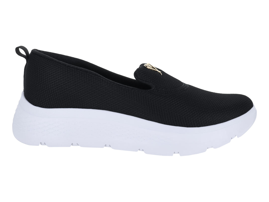 Tenis slip-on de color negro con suela blanca gruesa y tejido transpirable.