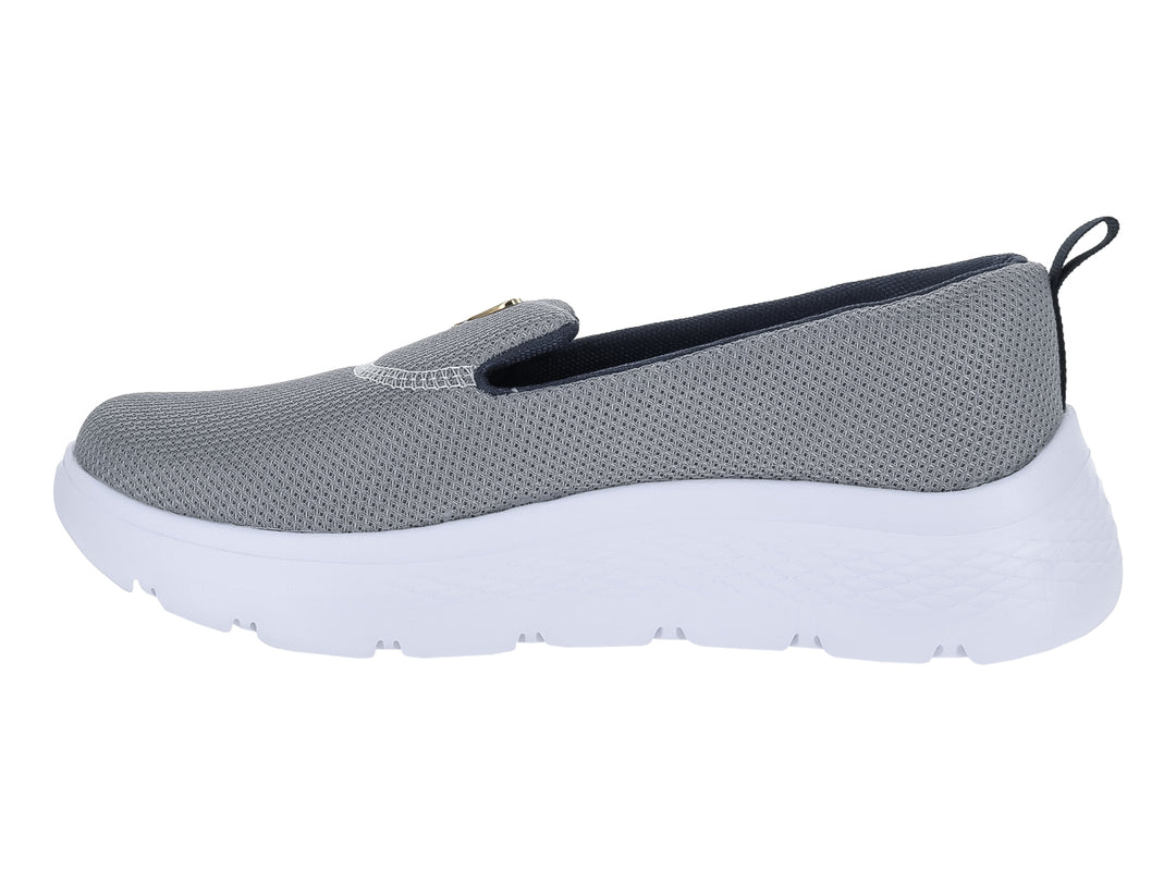 Zapato deportivo slip-on de color gris con suela blanca gruesa y detalle dorado en la parte superior.